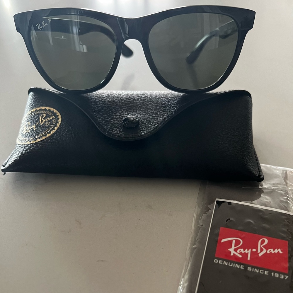Ray-Ban Wayfarer Sunglasses 😎